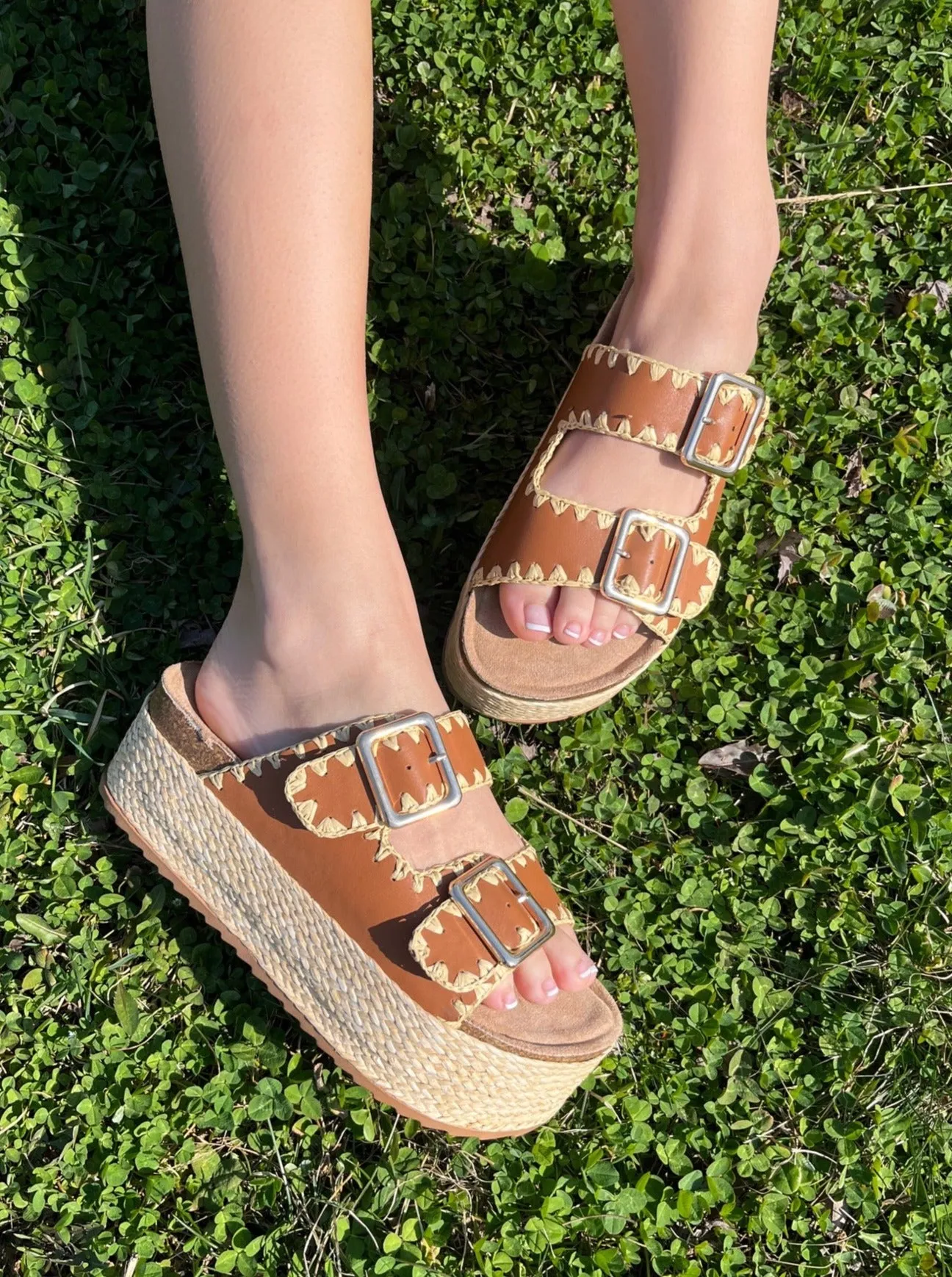 CALLUNA-TAN FLATFORM SANDAL